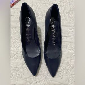 Calvin Klein Womens Navy pumps